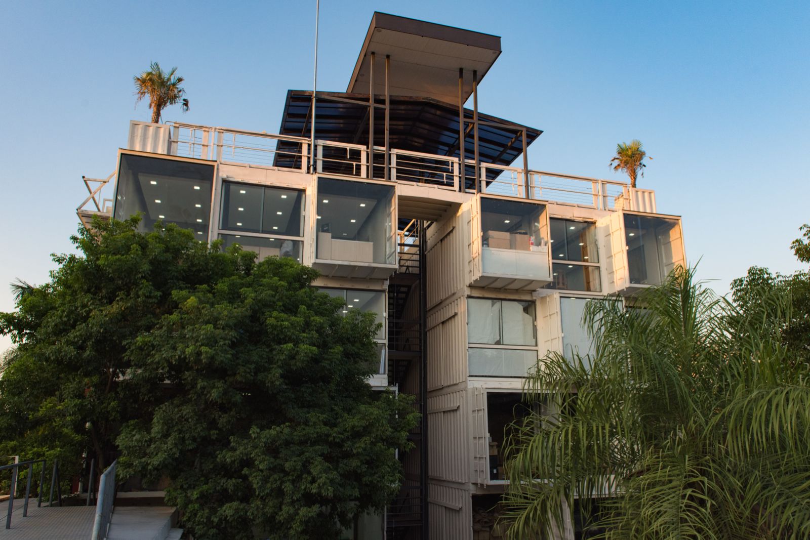 Edificio COIN construido en contenedores marítimos